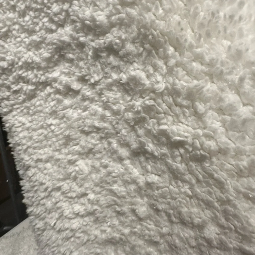 Mainstays 4 white fussy shaggy house bathroom rugs 3 large & 1 Control rug.